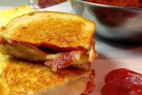 Pepperoni Pizza Melt with Garlic Herb Butter Crust