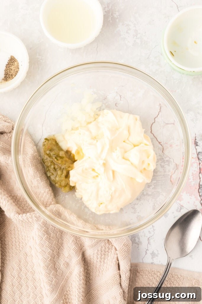Creamy Dill & Caper Dressing 5 In a small bowl, mix together the mayo, minced onion, and sweet pickle relish.